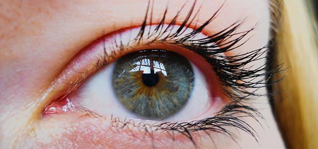 Vista ravvicinata di un occhio di una donna che indossa le lenti a contatto